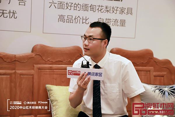 雅宋紅木總經理竇琦柳在優(yōu)選品牌直播招商會上介紹招商優(yōu)惠政策