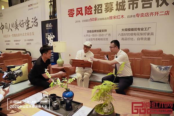 國務院特殊津貼專家、清華大學家具設計高研班講座教授、意大利米蘭多莫斯設計學院訪問學者、當代中式美學生活方式研究學者彭亮（中）從美學角度為觀眾介紹雅宋產品