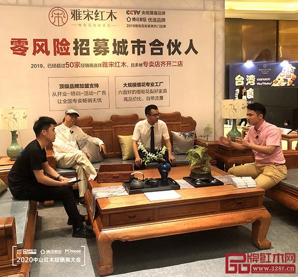 全聯(lián)藝術紅木家具專業(yè)委員會執(zhí)行會長、紅木資深媒體人、騰訊家居紅木、品牌紅木總編林偉華（右）在直播中講述雅宋紅木的品牌優(yōu)勢
