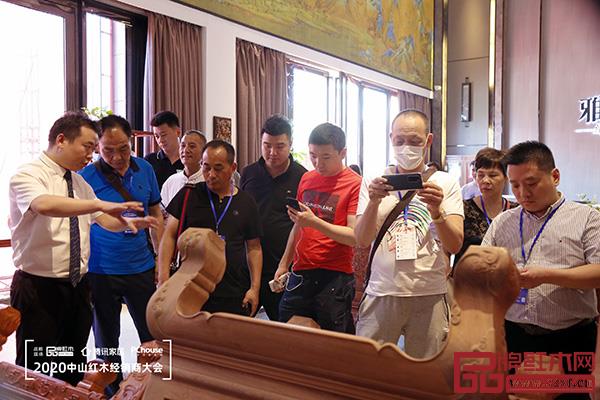 經銷商們走進雅宋紅木展廳，零距離感受雅宋紅木“六面好”的精品工藝