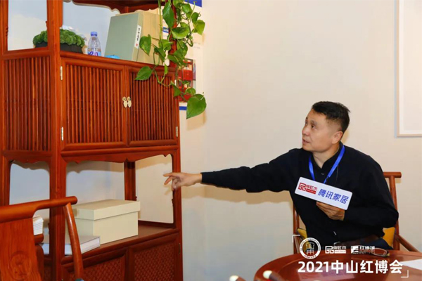 明式家具研究學(xué)者張輝蒞臨雅宋紅木展廳，點(diǎn)評(píng)雅宋紅木《宋式書柜》