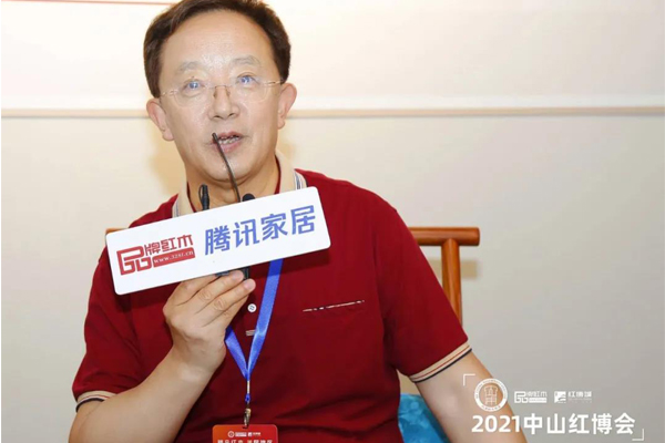 全聯(lián)藝術(shù)紅木家具專業(yè)委員會(huì)專家顧問、華南農(nóng)業(yè)大學(xué)博士生導(dǎo)師李凱夫表達(dá)了對雅宋紅木六面好產(chǎn)品的高度認(rèn)可