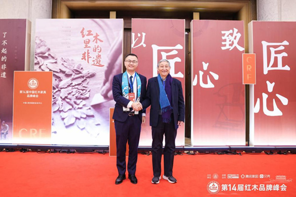 全聯(lián)藝術(shù)紅木家具專業(yè)委員會(huì)專家顧問(wèn)、故宮博物院文?？萍疾吭魅尾莒o樓，雅宋紅木總經(jīng)理竇琦柳合影