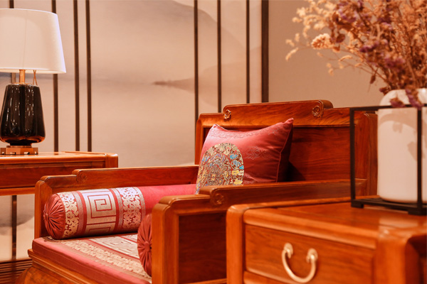 雅宋紅木緬甸花梨家具，設(shè)計(jì)極簡(jiǎn)，頗具宋時(shí)雅風(fēng)